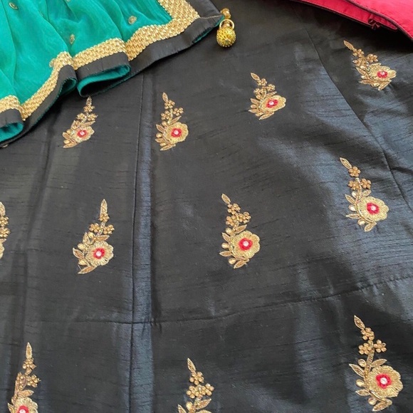 Lehenga Choli - Picture 2 of 8